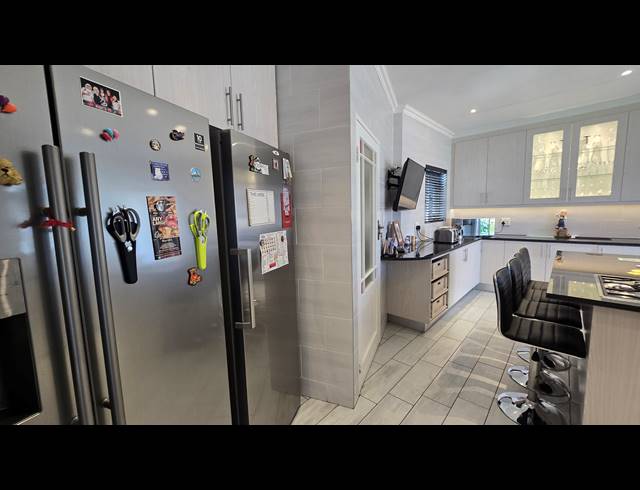 3 BEDROOM FREEHOLD FOR SALE IN BRACKENDOWNS